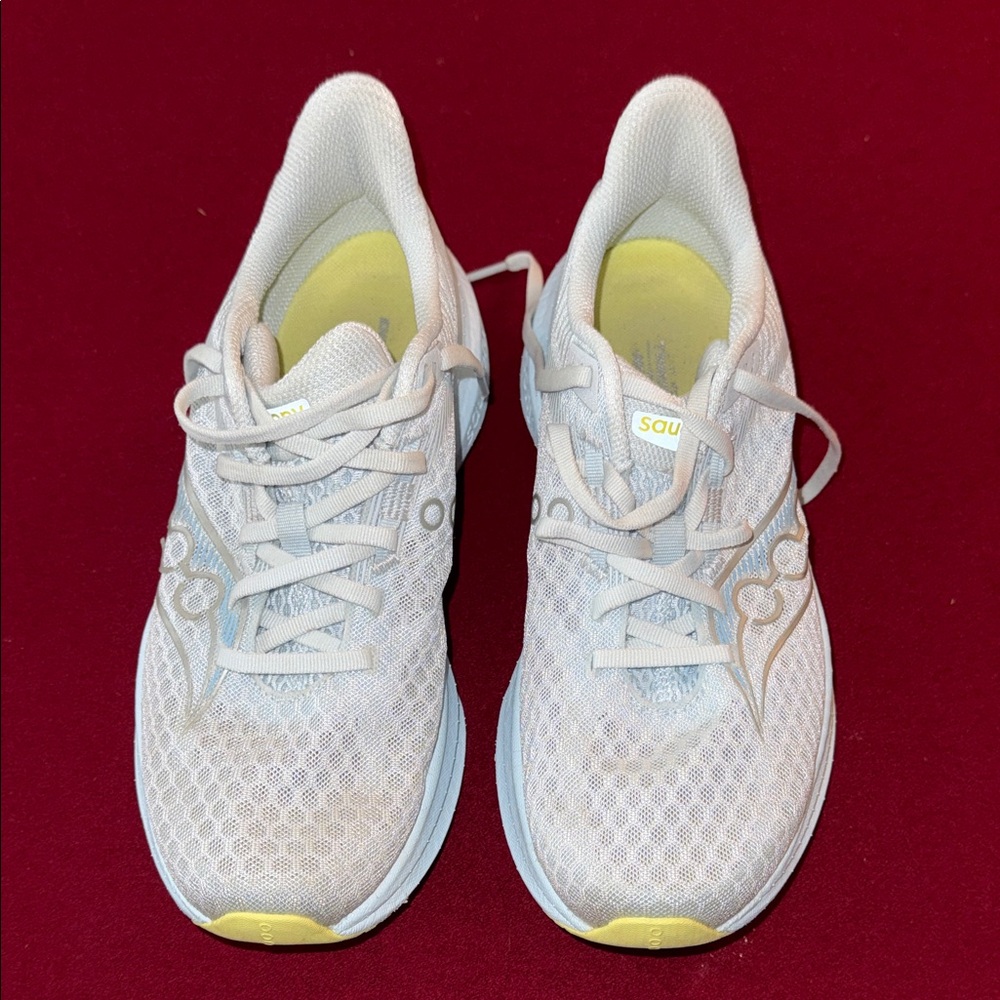 Saucony endorphin speed 5 women’s 9 light blue